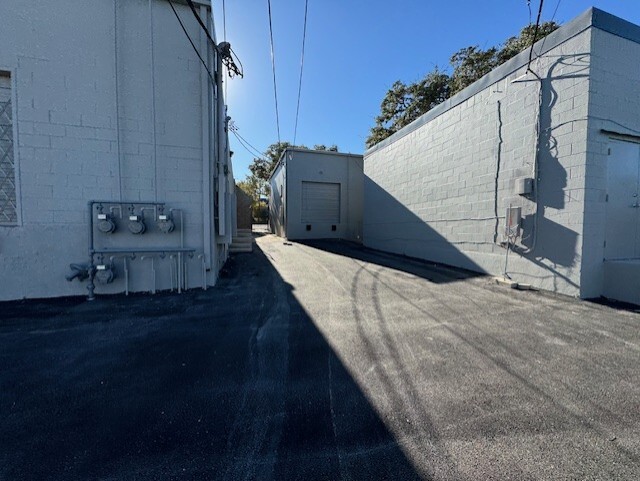 More Photos Of 11901 Warfield St, San Antonio Light Manufacturing For Sale