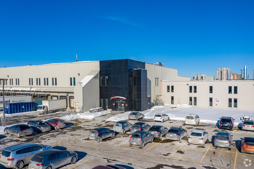 More Photos Of 4141-4149 Autoroute 440, Laval Warehouse For Lease