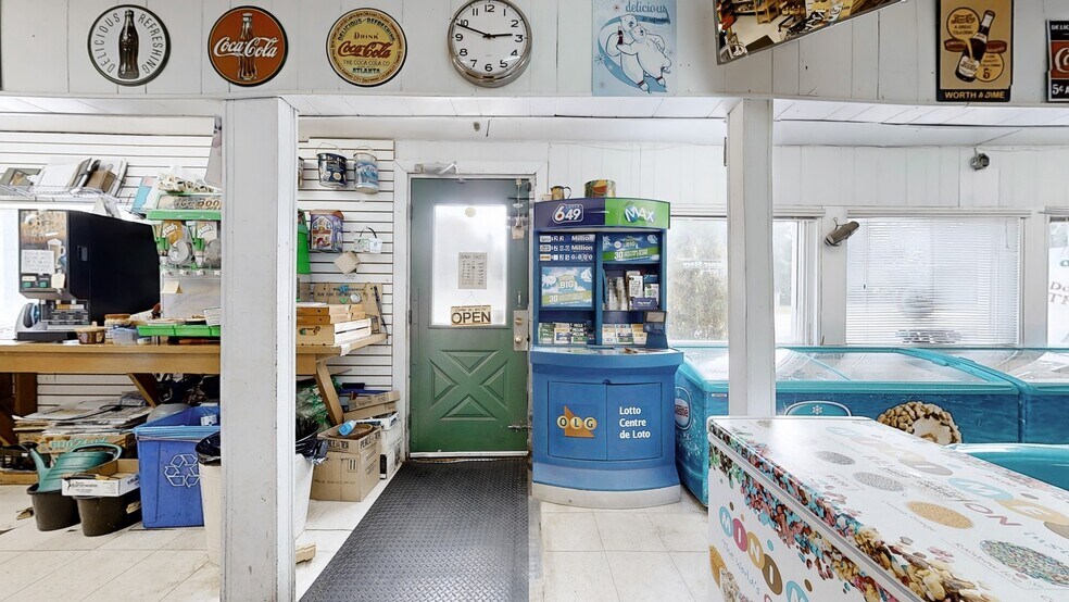 More Photos Of 509 Lakeshore Rd W, Oakville General Retail For Sale