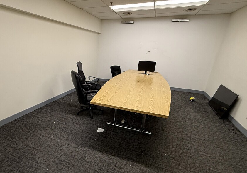 More Photos Of 15 Bury St, Winnipeg Distribution For Sale