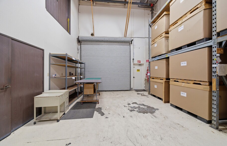 More Photos Of 5722 Buckingham Dr, Huntington Beach Warehouse For Lease