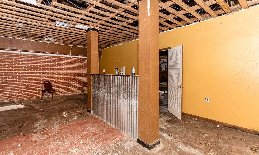 More Photos Of 4914 Main St, Moss Point Storefront For Sale