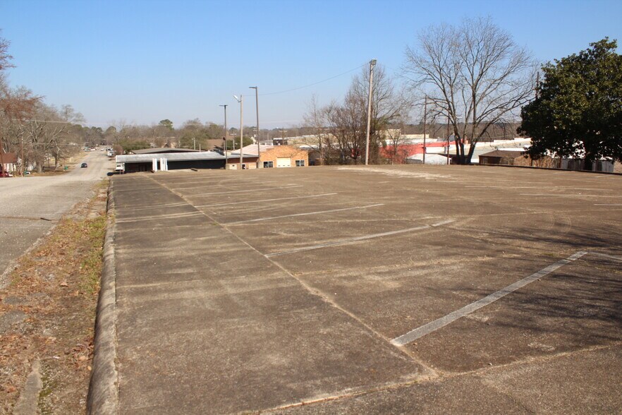 More Photos Of 105 N Main St, Nashville Bank For Sale