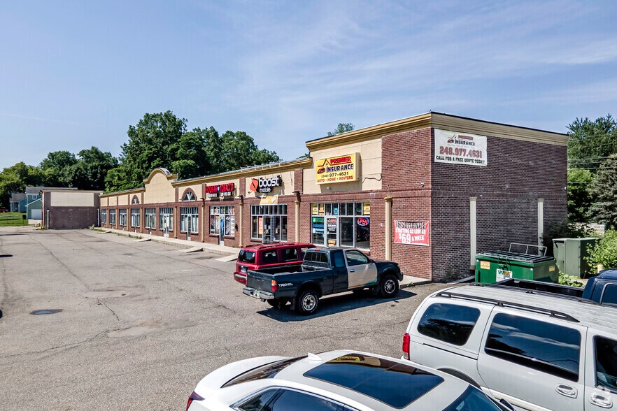 More Photos Of 671-695 Baldwin Ave, Pontiac Storefront For Lease