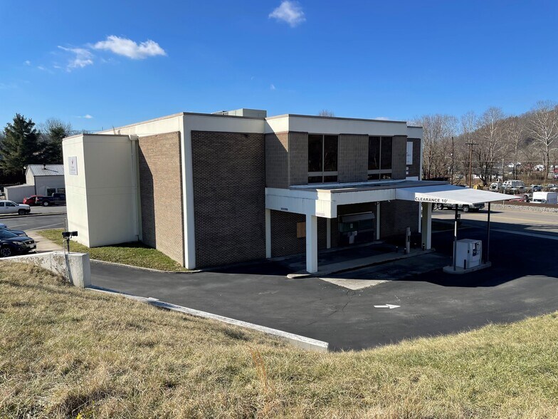 More Photos Of 501 Railroad Ave, Richlands Bank For Sale