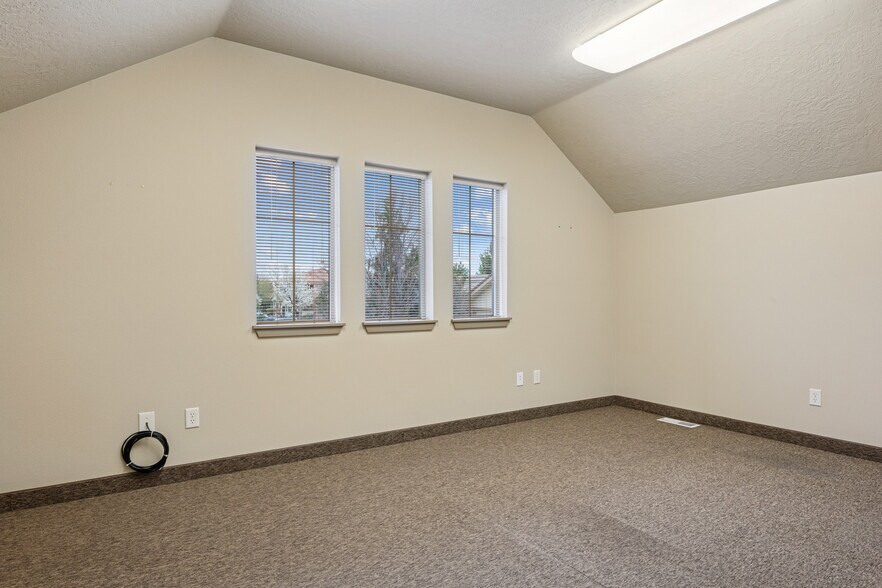 More Photos Of 1093 E Iron Eagle Dr, Eagle Medical For Lease