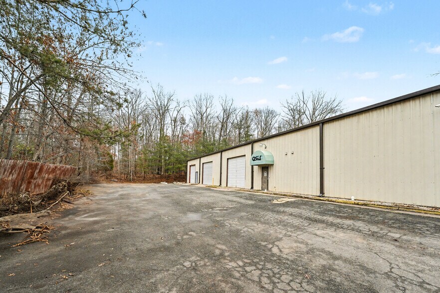 More Photos Of 670 Cambridge St, Fredericksburg Warehouse For Lease