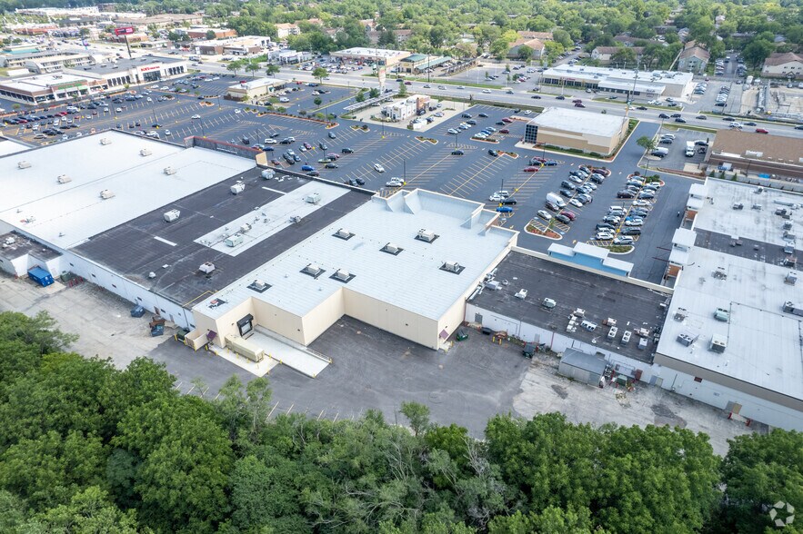 More Photos Of 100-298 W Roosevelt Rd, Villa Park Unknown For Lease