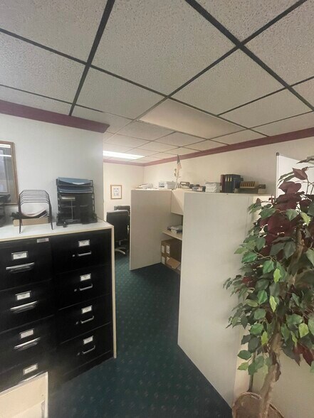 More Photos Of 630 S Green Bay Rd, Neenah Office For Lease