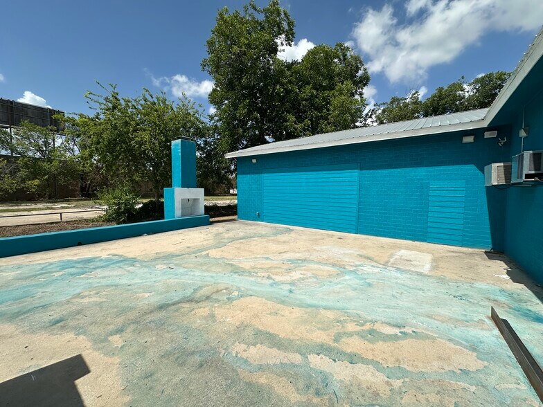 More Photos Of 520 S Locust St, Denton Bar For Sale