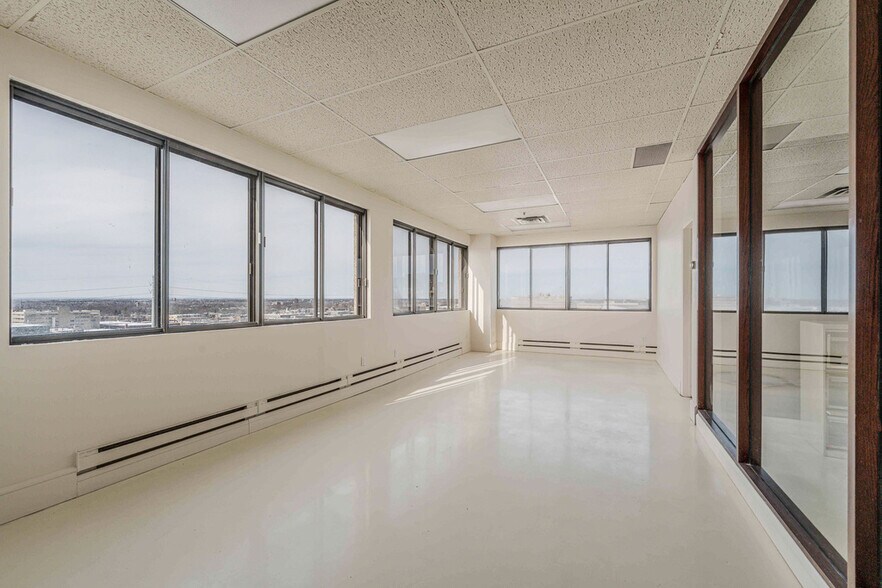 More Photos Of 323-355 Rue Chabanel O, Montréal Office For Lease