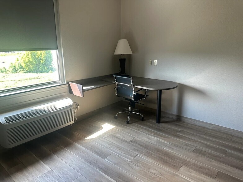 More Photos Of 702 Highway 146 S, La Porte Hotel For Sale