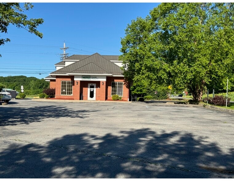 More Photos Of 819 Little Britain Rd, New Windsor Township Medical For Sale