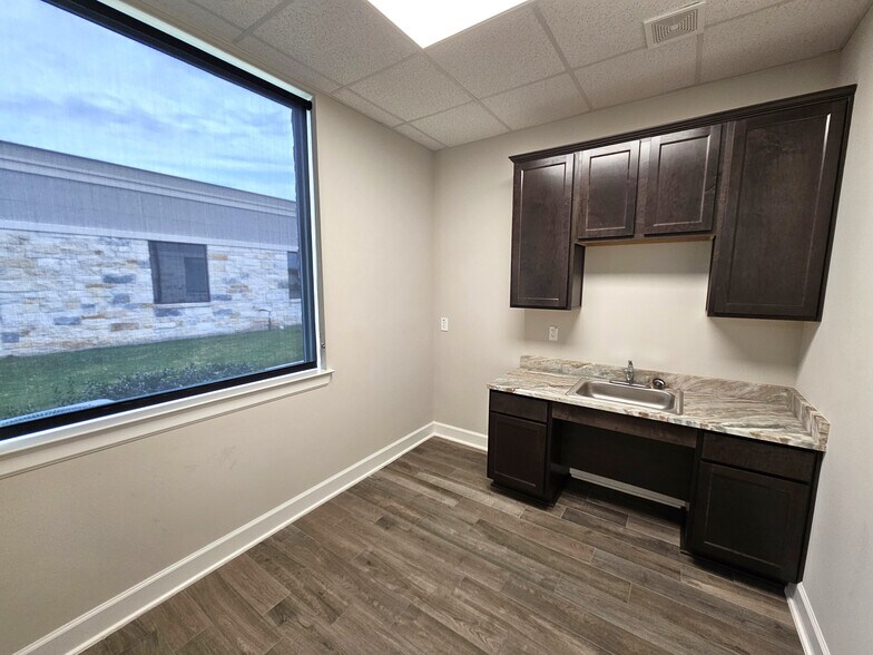 More Photos Of 3129 Kingsley Dr, Pearland Office For Lease