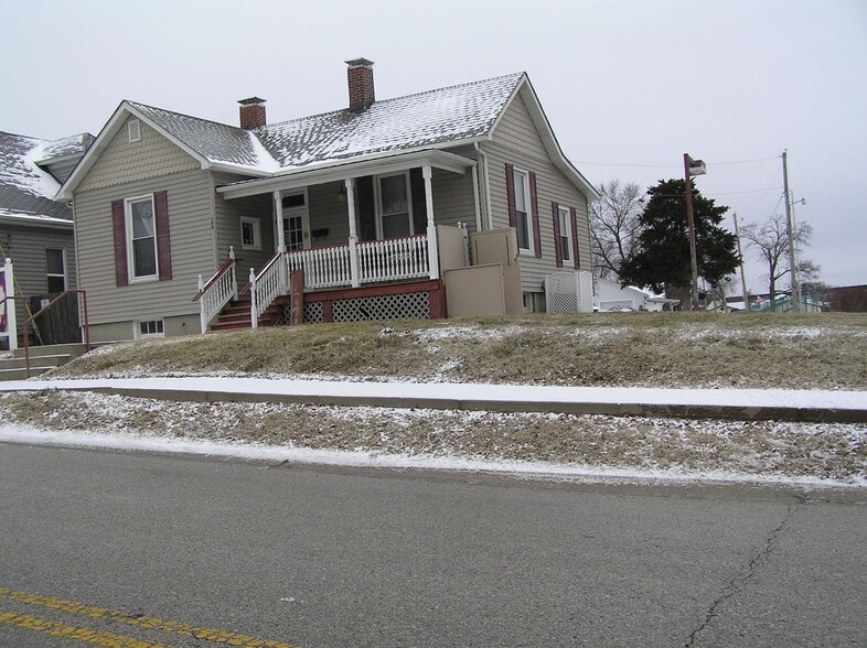 More Photos Of 198 Tecumseh St, Saint Charles Freestanding For Lease