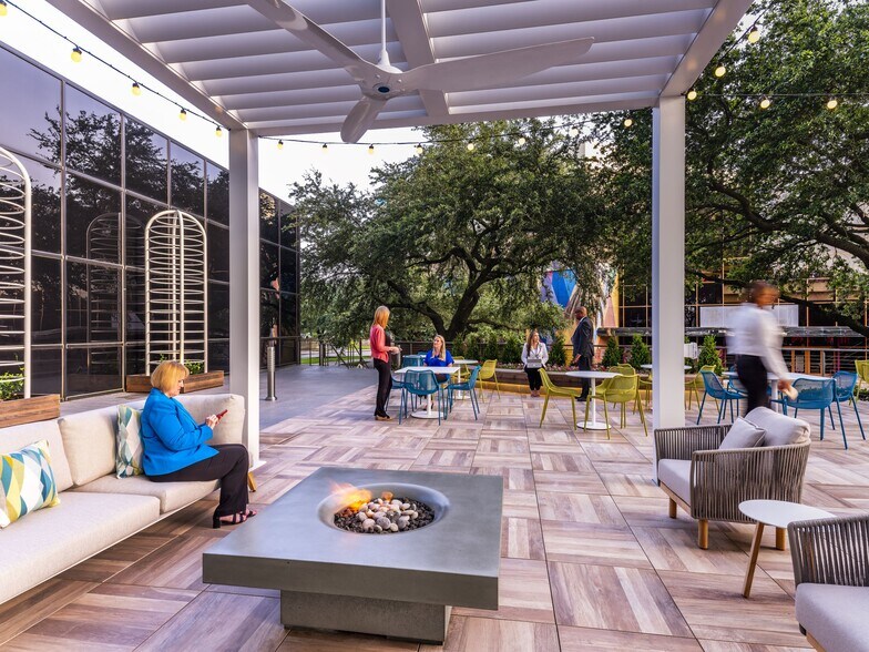 More Photos Of 24 Greenway Plz, Houston Office For Lease