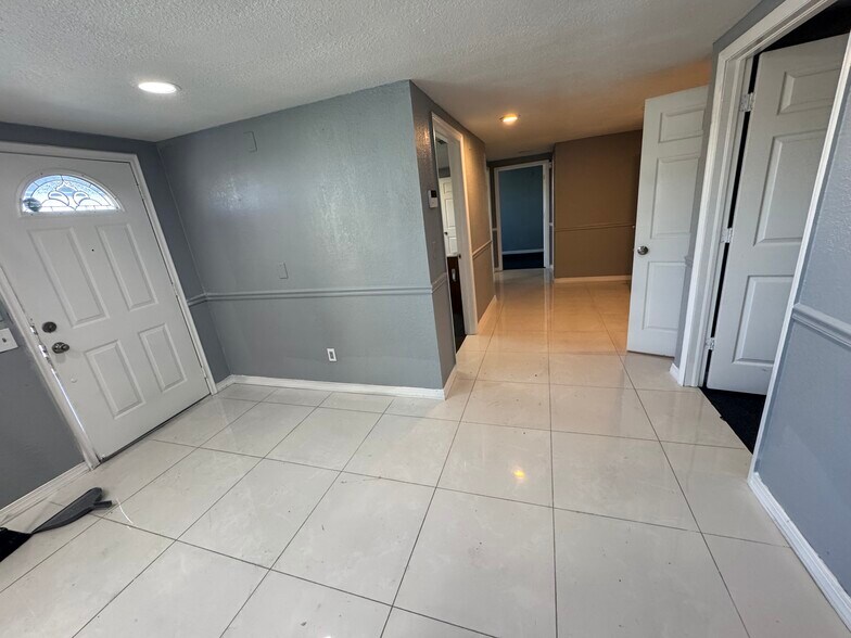 More Photos Of 11412 N Central Ave, Tampa Office For Lease