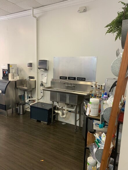 More Photos Of 13510-13520 Perkins Rd, Baton Rouge Storefront Retail Office For Lease