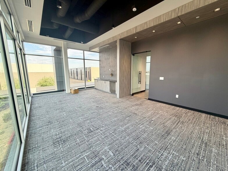 More Photos Of 7333 E Helm Dr, Scottsdale Airplane Hangar For Lease