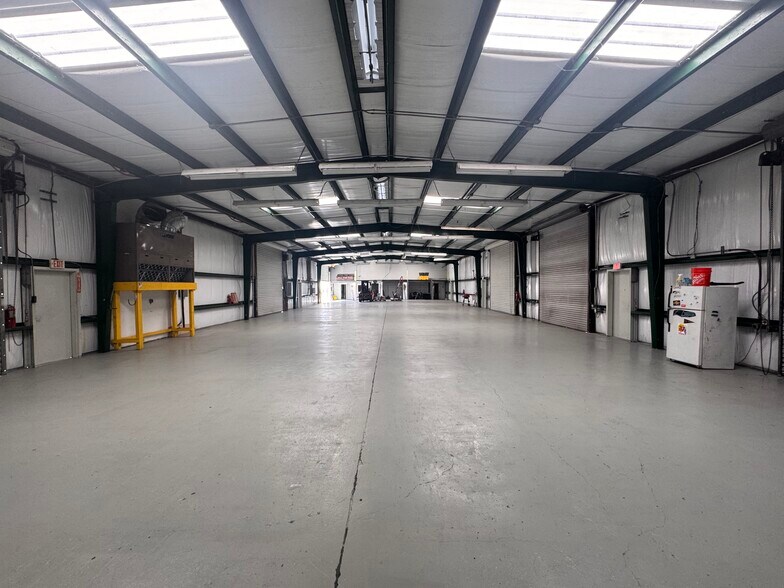 More Photos Of 4455 Ulmerton Rd, Clearwater Warehouse For Lease