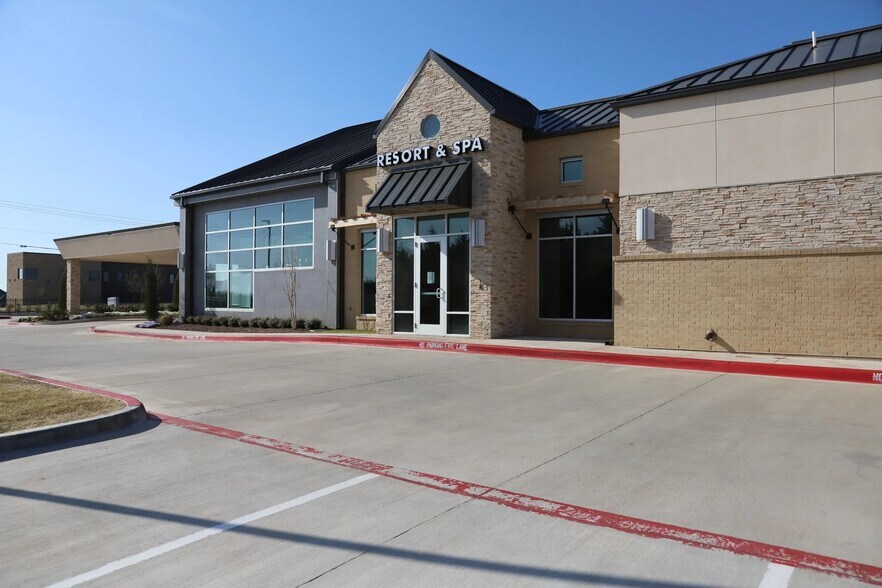 More Photos Of 2020 N Kelly Ave, Edmond Veterinarian Kennel For Sale