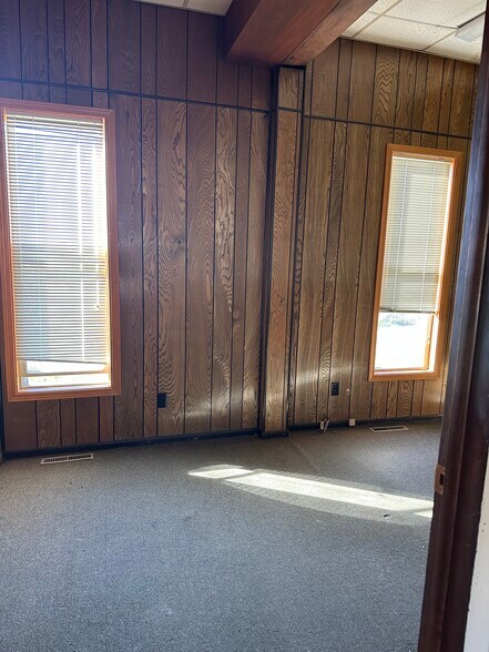 More Photos Of 1105 State St, Mound City Office For Sale
