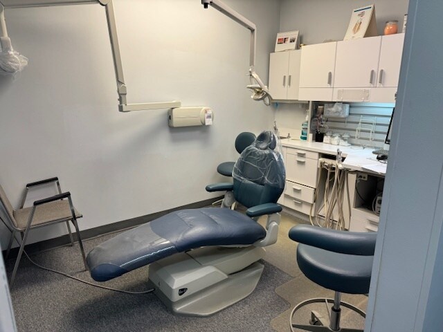 More Photos Of 17W620 14th St, Oakbrook Terrace General Retail For Sale