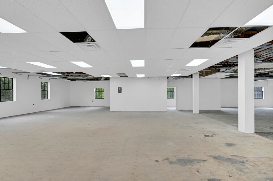 More Photos Of 4 Union Pl, Newton Flex For Lease