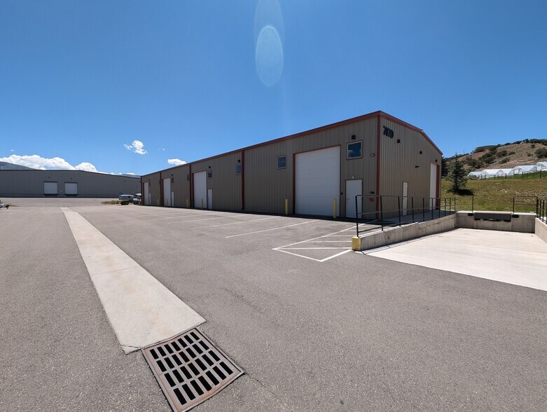 More Photos Of 707 Plane St, Gypsum Warehouse For Lease