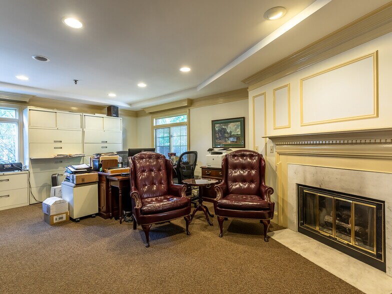 More Photos Of 301 W Roosevelt Rd, Wheaton Office For Lease