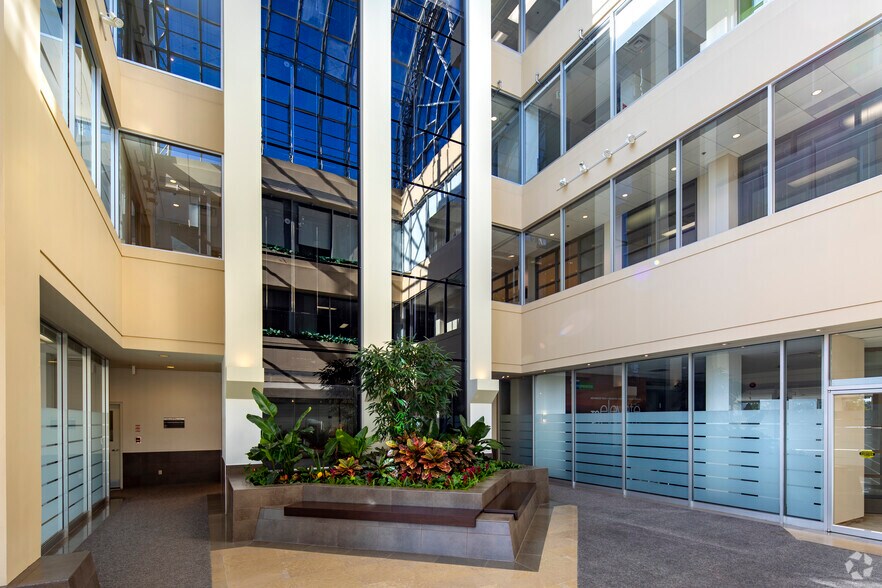 More Photos Of 2655 N Sheridan Way, Mississauga Office For Lease