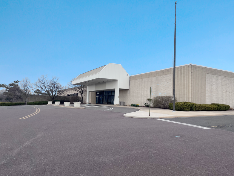 Primary Photo Of 600 Montgomery Mall, North Wales Department Store For Lease