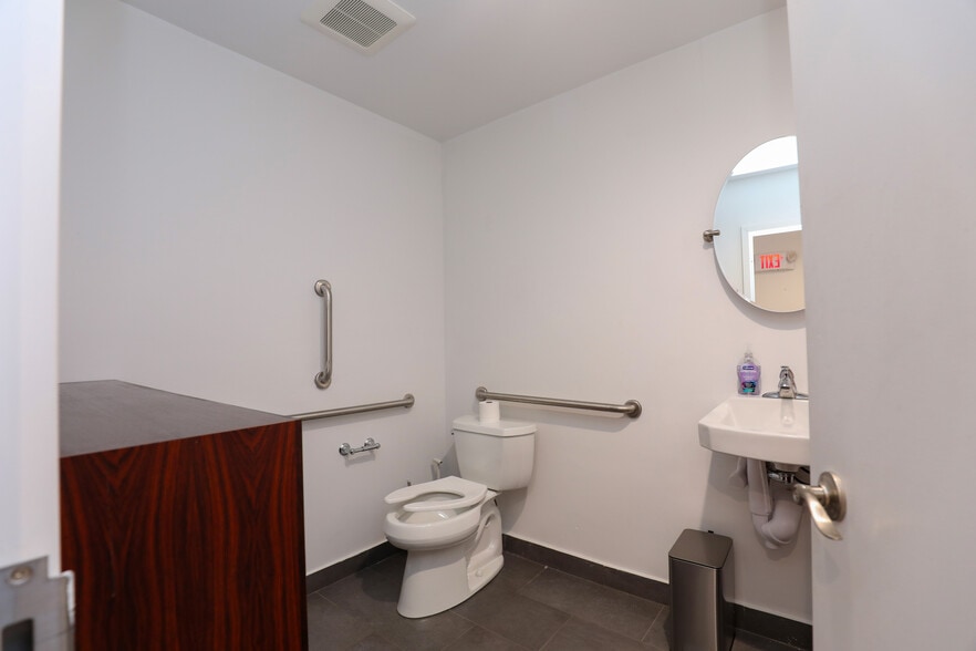 More Photos Of 328 Wall St, Kingston Storefront Retail Office For Lease