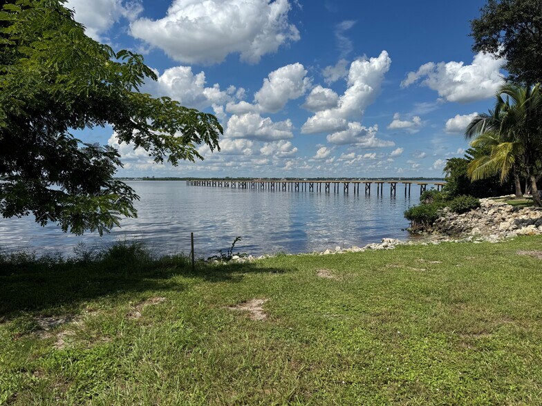 More Photos Of 3120-3131 E Riverside Dr, Fort Myers Research And Development For Lease