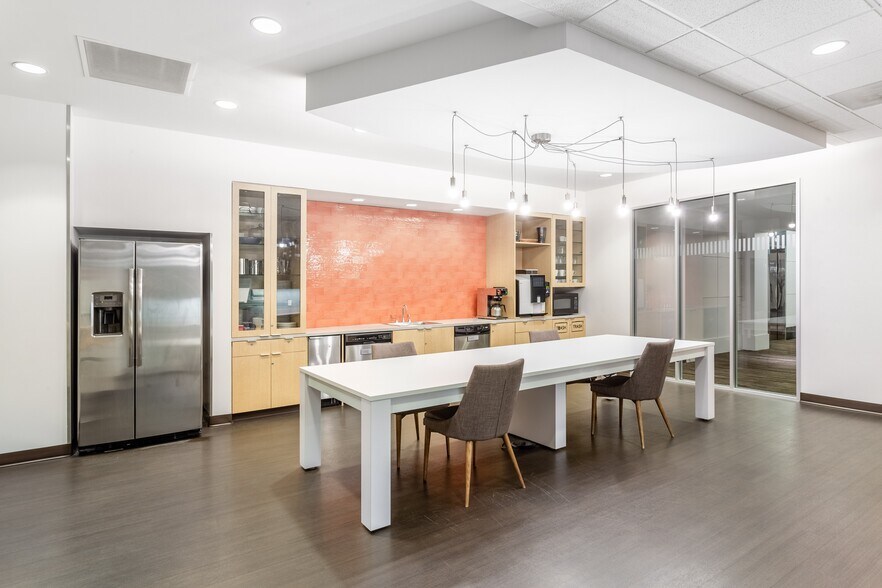 More Photos Of 7500 College Blvd, Overland Park Coworking Space