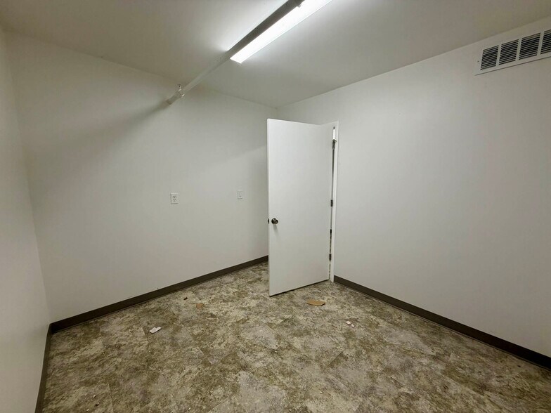 More Photos Of 4030 Gill Ave, Hampstead Research And Development For Sale