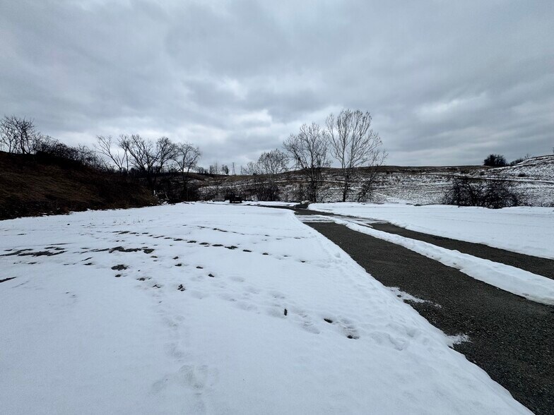 More Photos Of 797 Carlton Dr, Bentleyville Warehouse For Lease