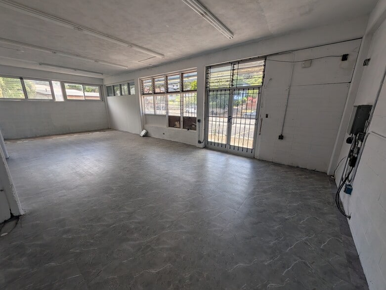 More Photos Of 1638 10th Ave, Honolulu Storefront Retail Office For Sale