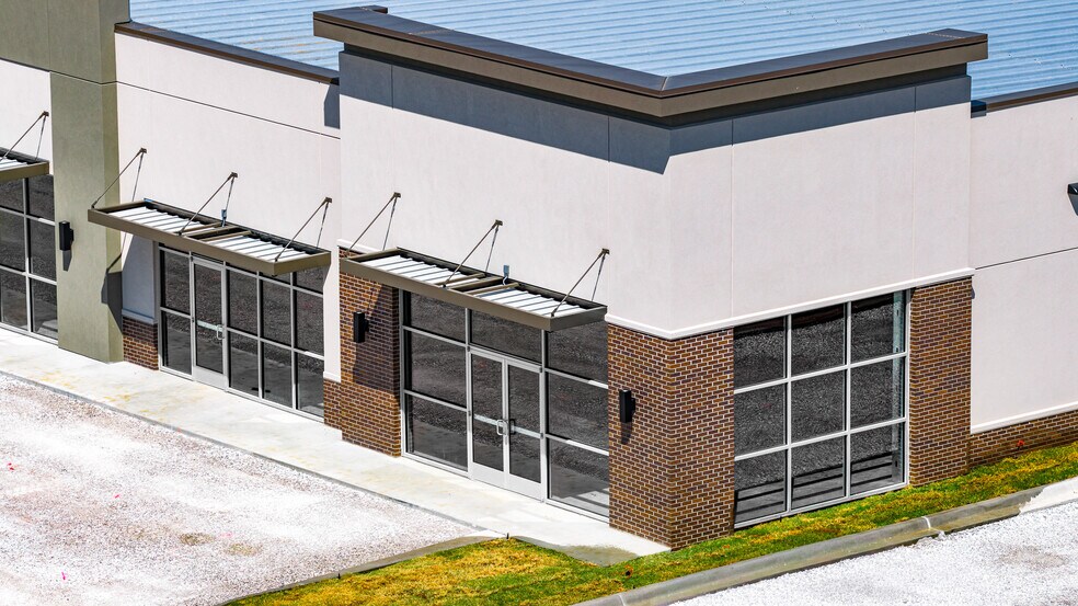 More Photos Of 10514-10524 E AR 72 Hwy, Pea Ridge Showroom For Lease