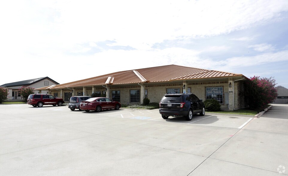 Primary Photo Of 1650 W Chapman Dr, Sanger Medical For Lease