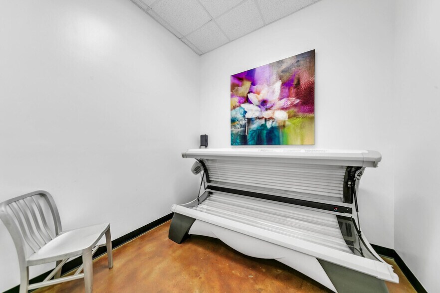 More Photos Of 2500 S Ferdon Blvd, Crestview Storefront For Lease