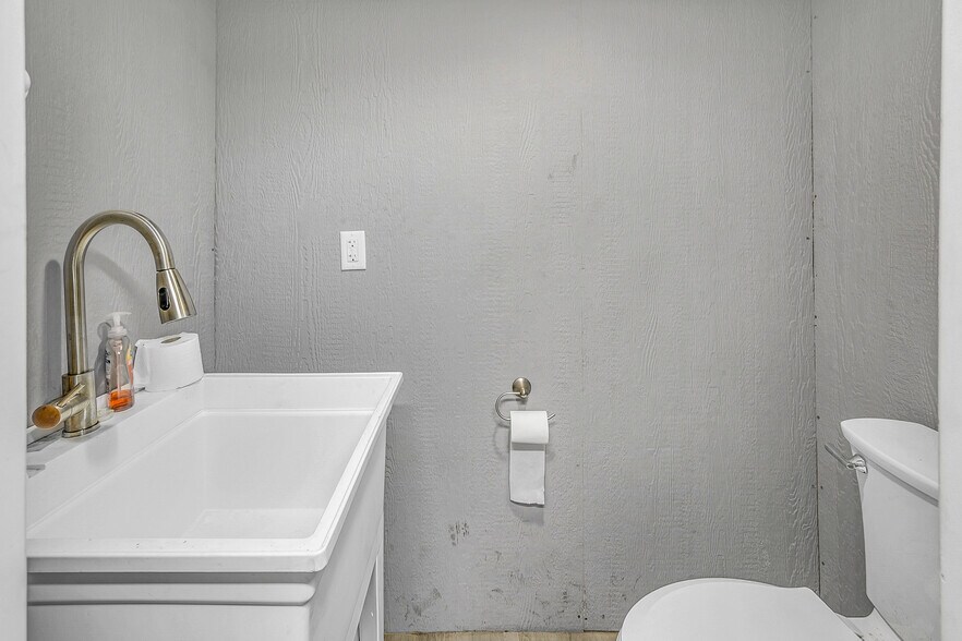 More Photos Of 515 Wyoming Ave, Scranton Flex For Sale