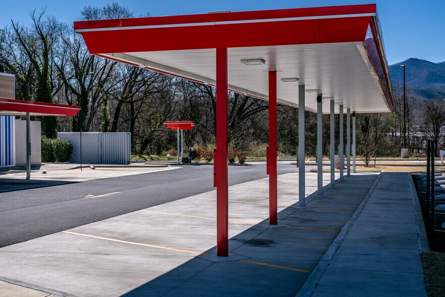 More Photos Of 1968 W Main St, Salem Fast Food For Lease
