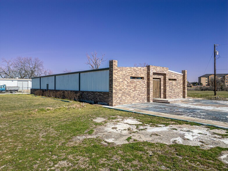 More Photos Of 901 E Johnson St, Waco Service For Sale