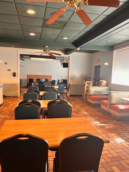 More Photos Of 2 Regency Pky, Hilton Head Island Restaurant For Sale