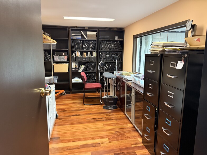 More Photos Of 3533-3539 Lawson Blvd, Oceanside Warehouse For Lease