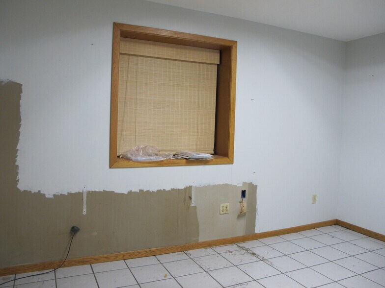 More Photos Of 713 E Main St, Waukon Manufacturing For Sale