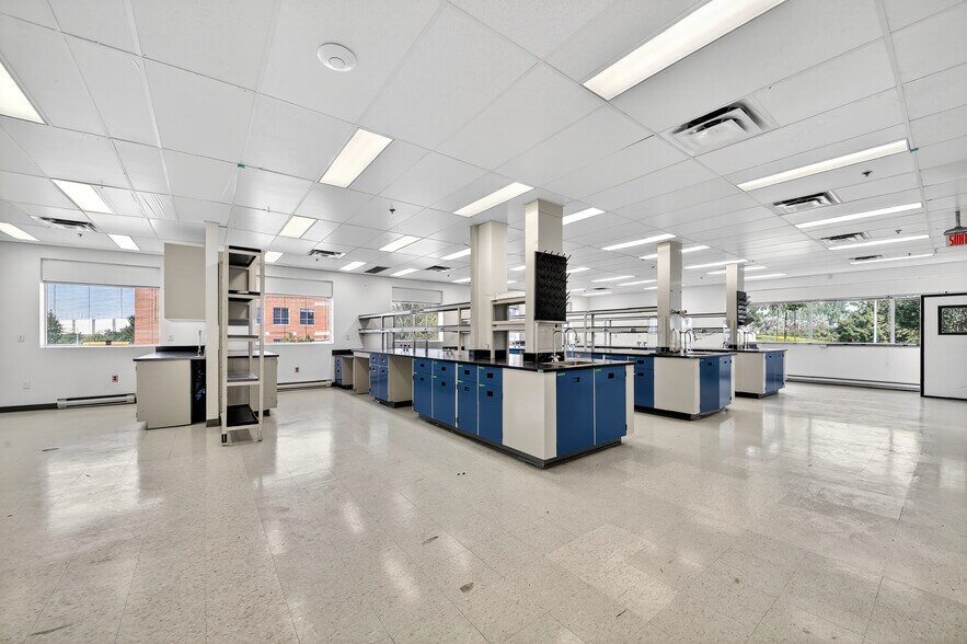More Photos Of 7210-7220 Rue Frederick-Banting, Saint-Laurent Medical For Lease