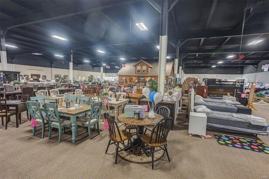 More Photos Of 5565 State Rt 154, Pinckneyville Showroom For Sale