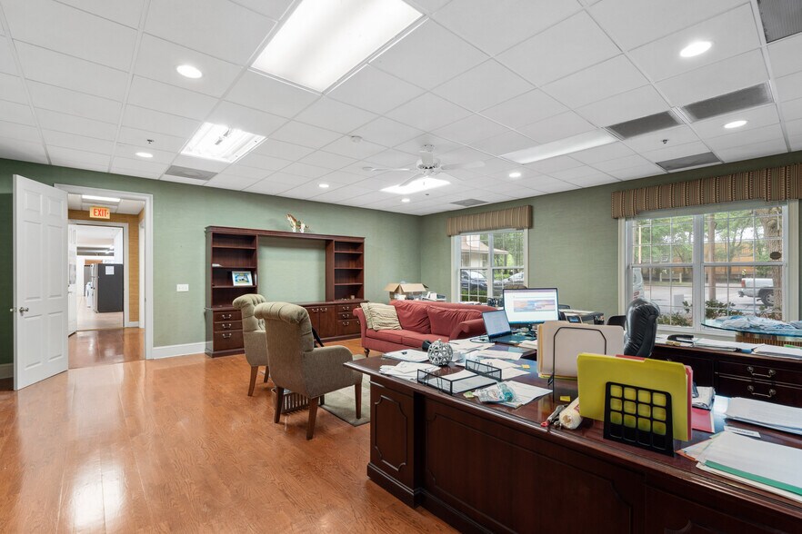 More Photos Of 20 Capital Dr, Hilton Head Island Showroom For Sale